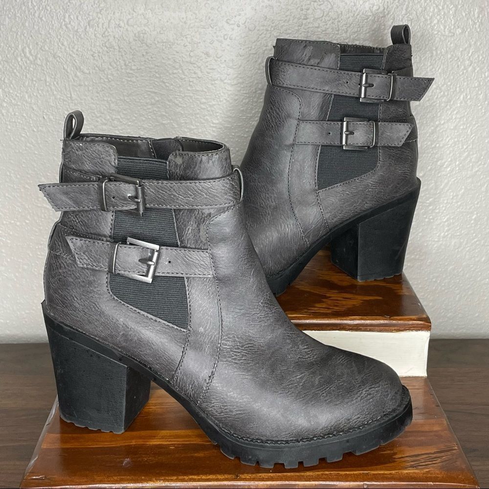Zigi Soho Gray Kastle Chelsea Double Buckle Chunky Heel Ankle Boots Size 7.5